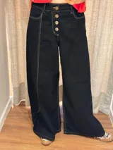 Pantalón ancho negro de algodón con cierre de botones y costuras a contraste.