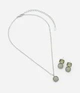 Conjunto de collar corto y caravanas con colgante redondo en resina.