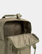 Mochila negra de tela deportiva con correas regulables, manijas superiores con broche, acceso con cierre superior y puller de cuerina, bolsillo frontal con cierre y puller de cuerina, y tag de goma.