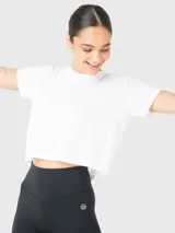 Remera corta blanca de tela suave y fresca, ideal para entrenar o para uso diario.