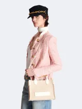 Bolso tote pequeño Balmain modelo B-Army, color beige con monograma en relieve y aplique frontal con el logo de la marca. Asas superiores de cuero blanco y laterales trenzados.