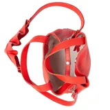 Cartera roja de cuero graneado con doble asa de mano y correa larga desmontable. Tiene cierre a presión y detalle de volado confeccionado a mano en cuero.
