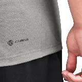 Remera gris de entrenamiento Adidas con logo de la marca estampado en el frente. Corte clásico y mangas cortas.