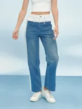 Pantalón de jean azul con cintura blanca y raya blanca lateral.