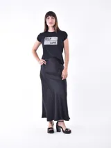 Falda midi negra de satén con corte al bies.