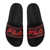 Chancletas tipo slide negras con tira ancha que presenta el logo Fila en rojo, bordeado por una línea roja. La plantilla es texturada.