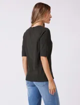 Buzo de punto fino color azul marino, con cuello redondo y mangas cortas.