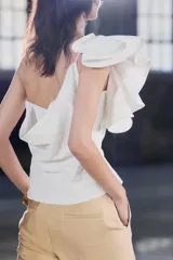 Pantalón de vestir color arena, de tiro medio y corte recto, confeccionado en hilatura con viscosa. Cuenta con bolsillos laterales, raya planchada en delantero y cierre frontal con cremallera, botón y gancho metálico.