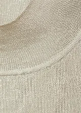 Top sin mangas de tejido de punto fino color beige con lurex y cuello perkins. Diseño entallado.