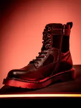 Bota de cuero negra con detalles en descarne y cordones. Tiene una altura de caña de 15 cm y punta redonda. Edición limitada de Star Wars.