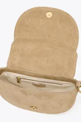 Bolso bandolera de gamuza color beige, con asa corta y correa larga extraíble. Cierre con solapa imantada y bolsillo interno con cierre.
