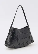 Bolso de hombro negro de piel bovina con diseño trenzado y tamaño mediano.