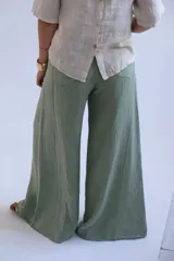 Pantalón verde musgo de lino, corte palazzo y tiro alto.