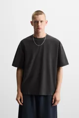 Camiseta negra de corte cuadrado, con cuello redondo, mangas cortas y efecto lavado.