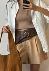 Short color beige de tiro alto, con pinzas en la cintura y bolsillos laterales.