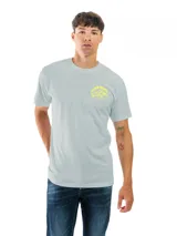 Remera celeste con estampado circular en el pecho, con texto en verde y negro.