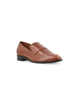 Zapato mocasín color marrón con suela y taco bajo negros.