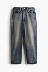 Pantalón de jean azul de corte holgado, con tiro bajo y cinco bolsillos.