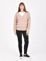 Buzo de tejido de punto negro, con cuello en V y mangas largas. Presenta franjas horizontales con pequeños calados decorativos.