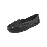 Zapato bajo de cuero color marrón con perforaciones decorativas, costuras a la vista y plantilla acolchada.