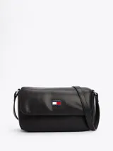 Bandolera negra de Tommy Jeans con correa ajustable y logo de la marca en el frente.