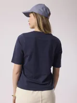 Remera azul marino de algodón con bordado floral en el frente.