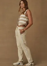 Pantalón de pierna recta en mezcla de algodón orgánico, con cintura elástica, cordón de ajuste y cinta de rayas en los lados.
