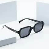 Lentes de sol rectangulares negros con lentes grises y estuche rígido negro con logo Berna.
