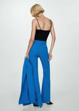 Pantalón de vestir negro de corte wide leg.