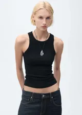 Musculosa negra de algodón con cuello redondo y sisas anchas.