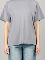 Remera blanca amplia de manga corta con cuello redondo.