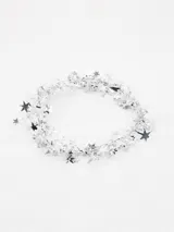 Vincha plateada con estrellas brillantes.