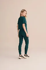 Calza larga de lycra color verde oscuro, de alta compresión, con bolsillos laterales.