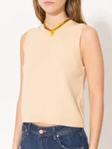 Top tipo chaleco sin mangas color amarillo, de calce normal y diseño minimalista.