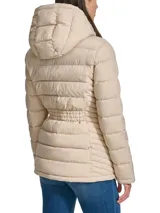 Campera Tommy Hilfiger color beige, acolchada con diseño en forma de V, cierre frontal con cremallera, cuello con capucha, dos bolsillos laterales con cremallera y logo de la marca en la manga izquierda.