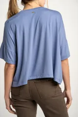 Remera blanca de viscosa con calce holgado.