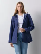 Campera impermeable azul con cierre central, bolsillos delanteros y lazo de ajuste en la cintura. Tiene avíos metálicos plateados y cierre oculto en la espalda para autoguardado.