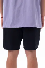 Bermuda negra de corte cómodo confeccionada en tela de jogging con logo estampado en la pierna izquierda.