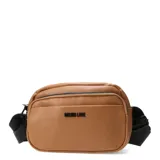 Cartera bandolera de ecocuero PU color camel, con forma redondeada y cierre principal con cremallera. Presenta un bolsillo frontal con cierre y texto en relieve "OREIRO LOVE". Incluye correa ajustable de tela negra.