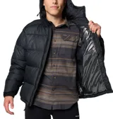 Campera puffer Columbia Pike Lake II Hooded para hombre, color negro, con capucha ajustable, cierre frontal con cremallera, bolsillos laterales con cierre, puños elásticos y dobladillo ajustable. Cuenta con tecnología Omni-Heat Reflective de revestimiento térmico reflectante y aislamiento de poliéster reciclado.