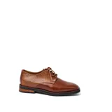 Zapato acordonado de cuero color marrón con detalle de textura reptil en el talón y empeine. Taco de madera foliado en cuero de 2,5 cm de altura y entre suela de goma de 1 cm.