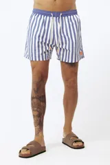 Short de baño con estampado de hojas de palmera en tonos beige, verde y naranja.