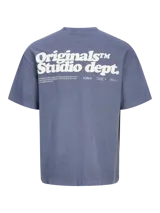 Camiseta azul de manga corta y cuello redondo con estampado pequeño en el pecho.