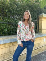 Camisa estampada con flores y paisley en tonos rosa, verde y amarillo.
