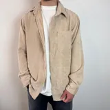 Sobrecamisa color beige de pana con cuello clásico, cierre abotonado y bolsillo de parche en el pecho.