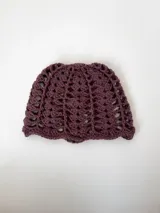 Gorro tipo casquete tejido a mano en crochet con hilo 100% algodón color marrón.