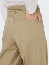 Pantalón color beige de corte recto con cintura con cordón ajustable, bolsillos laterales y traseros. Marca Only.