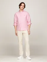 Camisa Tommy Hilfiger de algodón Oxford color rosa, de corte regular, con cuello abotonado, mangas largas con puños abotonados y logo bordado en el pecho.