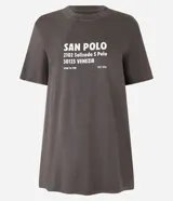 Remera alargada gris con estampa blanca en el frente que dice 'SAN POLO 2102 Salizada S Polo 30125 VENEZIA 10AM TO 7PM EST. 1750'.