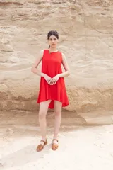 Vestido corto color rojo, sin mangas y corte evasé.
